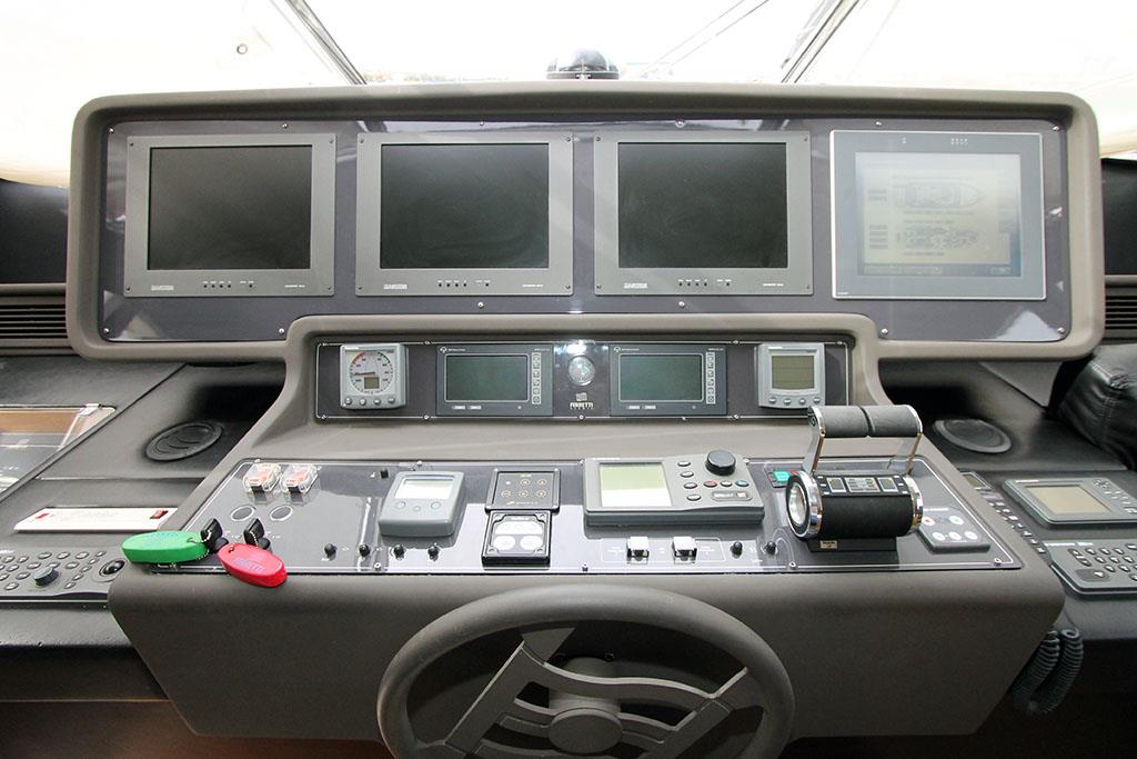 2005 FERRETTI YACHTS 731 